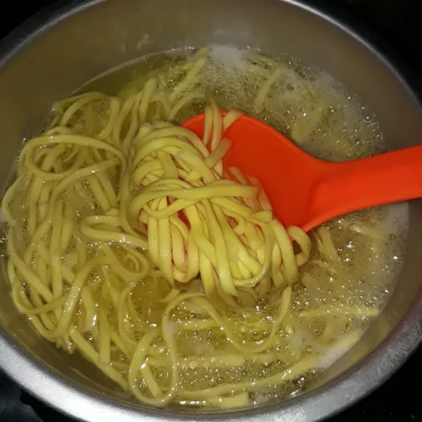 Rebus mie telur pipih hingga lunak dan matang lalu tiriskan.