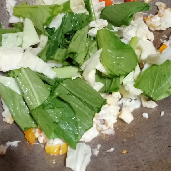 Masukkan sawi dan kol, aduk rata.