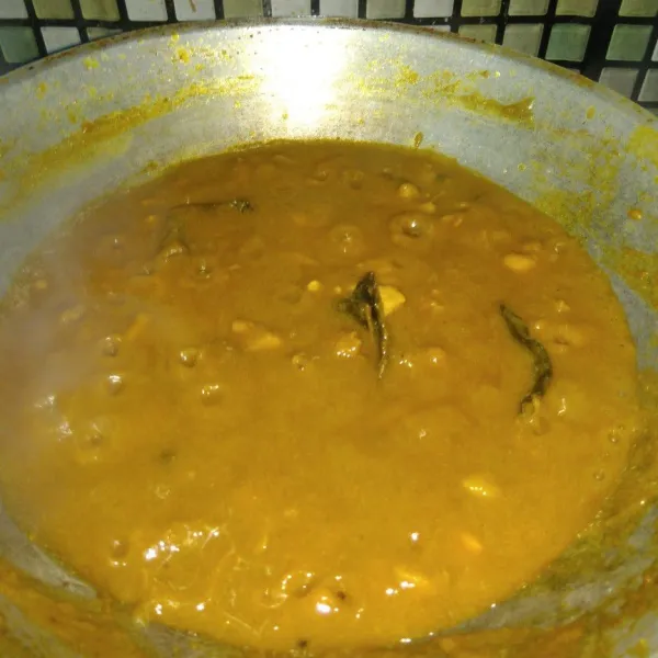 Kemudian tambahkan bumbu gula merah, garam, kaldu, dan kecap manis, koreksi rasa. Masak hingga kuah mengental dan minyaknya keluar. Angkat dan sisihkan.