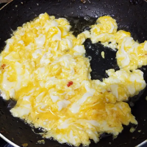 Panaskan minyak, oseng oseng telur ayam hingga matang.
