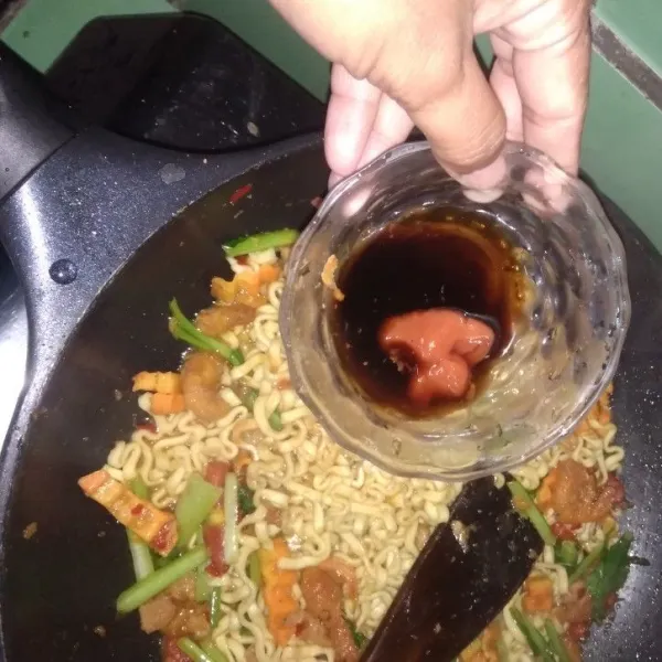 Masukkan kecap manis, kecap asin dan saos sambal aduk sampai tercampur merata.