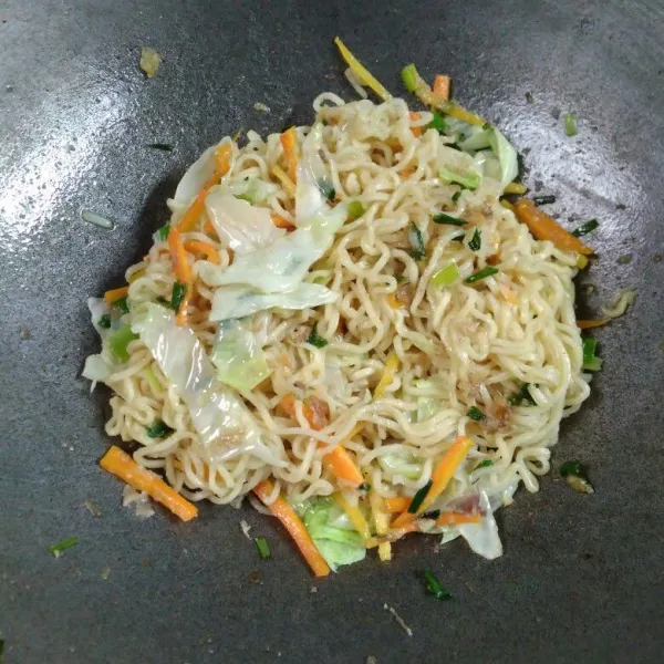 Masukkan mie, aduk sampai tercampur rata. Tes rasa. Angkat. Sajikan.