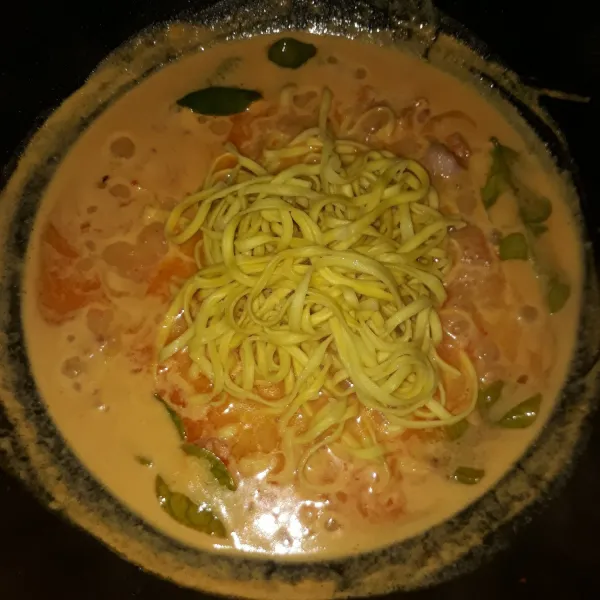 Masukkan mie pipih rebus lalu aduk rata.