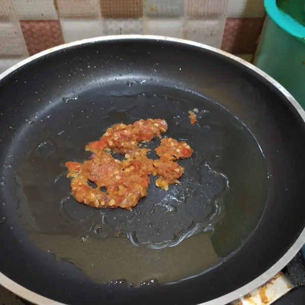 Panaskan telfon, tumis bumbu halus. Masak hingga wangi, sisihkan.