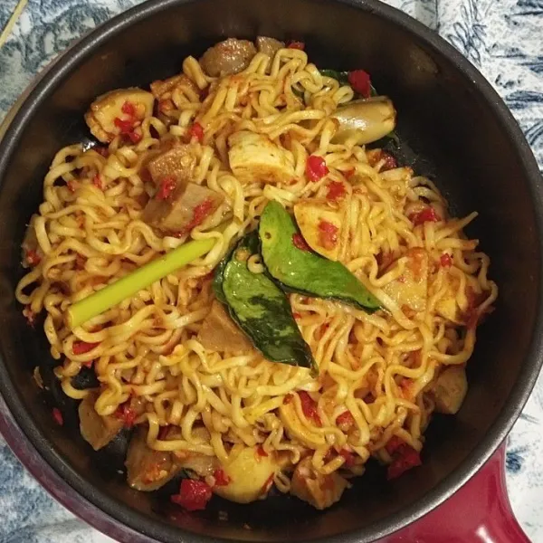 Setelah bumbu mengering, sajikan mie ke dalam mangkok atau piring.