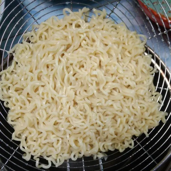 Rebus mie sampai matang, tiriskan, siram air matang dingin.
