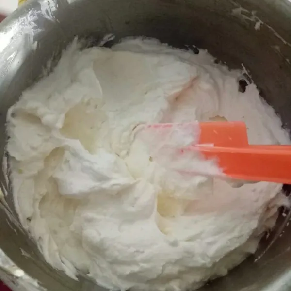 Untuk cream cheese,  kocok telur dan gula pasir sebentar hingga pucat tambahkan keju mascarpone, aduk rata sebentar, sisihkan, di wadah lain, kocok whipping cream hingga soft peak (agak kaku)  tambahkan vanilla ekstrak, ambil adonan keju, masukkan sedikit demi sedikit, aduk hingga tercampur rata, sisihkan.