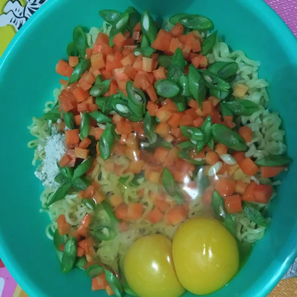 Masukkan telur,wortel,buncis,mie,kaldu bubuk & merica bubuk ke dlm wadah,aduk rata.