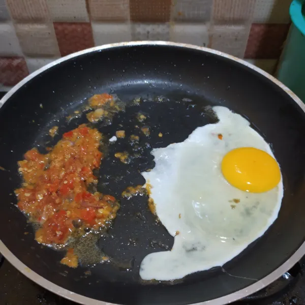 Tambahkan telur, lalu buat orak-arik.