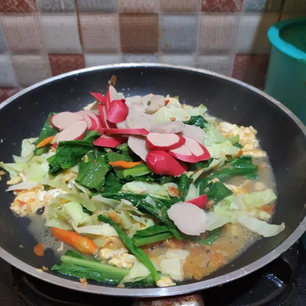 Tambahkan sosis dan bakso, aduk rata.