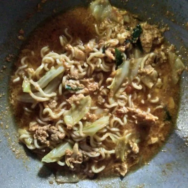 Terakhir masukkan mie, diamkan hingga agak mendidih, angkat dan sajikan hangat-hangat.