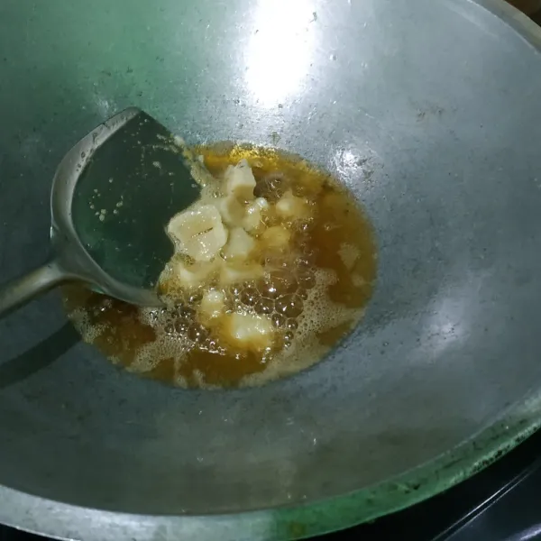 Potong bakso lalu goreng kering, siap untuk dihidangkan.