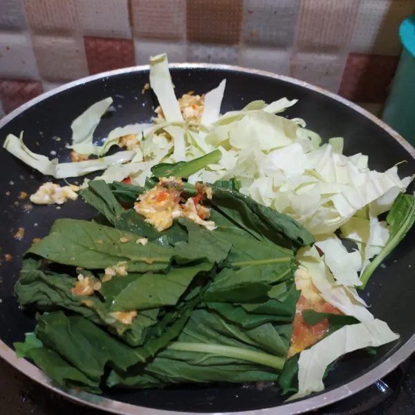 Tambahkan cabai, kubis dan sawi hijau, beri sedikit air.