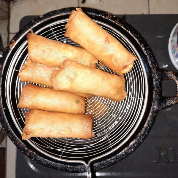 Panaskan minyak goreng, masukkan lumpia mie ke dalam minyak panas. Goreng lumpia dengan api sedang hingga matang atau berwarna kuning keemasan. Angkat dan tiriskan.