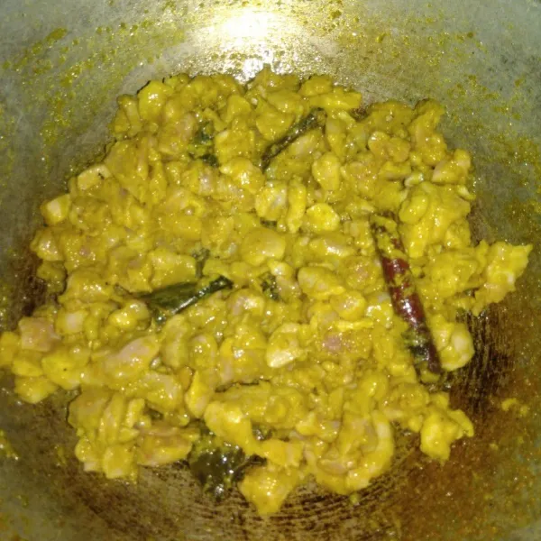 Masukkan ayam, air kaldu masa hingga bumbu meresap. Kemudian masukan labu halus. Aduk hingga rata. Masak hingga mendidih.