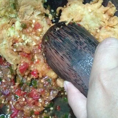 Geprek mie crispy diatas sambal, kemudian sajikan dengan nasi favorit. Sajikan dengan lalapan yang disukain.