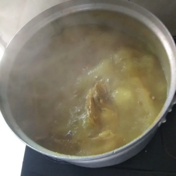Masak kurang lebih 40 menit hingga ayam lembut dan bumbu meresap