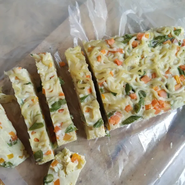 Dinginkan,keluarkan dari loyang & potong-potong.