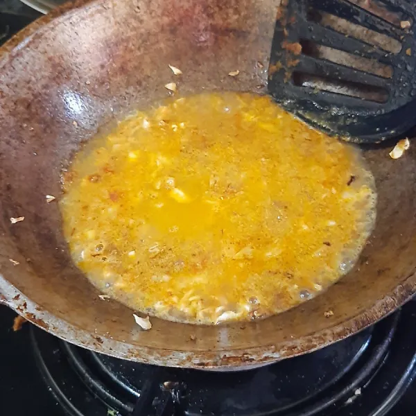 Tuang air kaldu lalu tambahkan bumbu halus, tutup penggorengan dan masak hingga mendidih.
