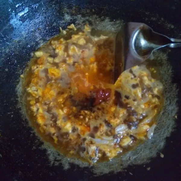 Masukkan air, kecap asin, kecap manis, garam, dan saos sambal.