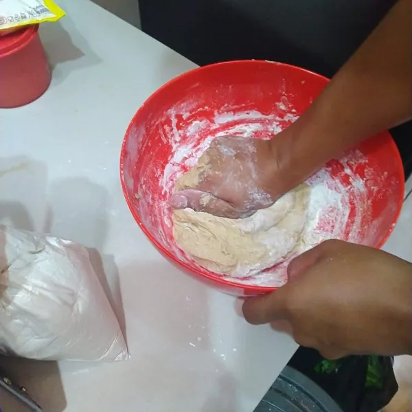 Jika sudah tercampur, tambahkan garam dan mentega lalu uleni hingga adonan kalis. Jika masih lengket boleh ditambahkan sedikit tepung terigu.