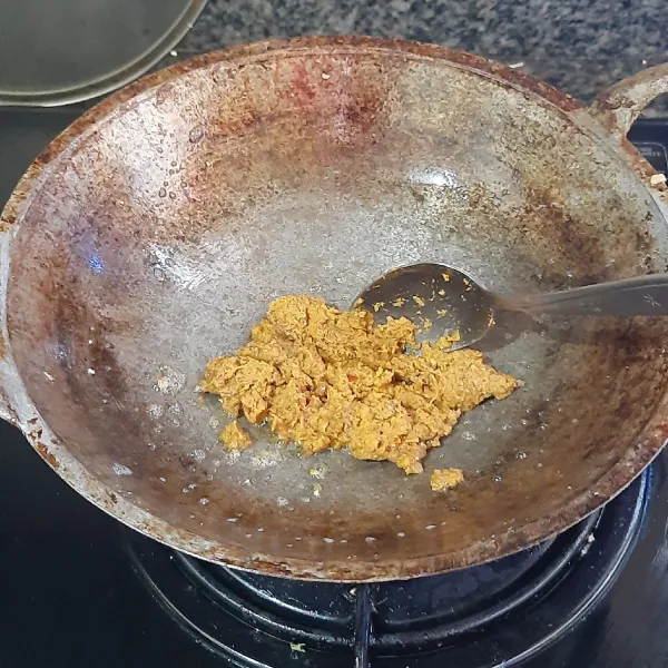Panaskan sedikit minyak, tumis bumbu halus hingga harum. Matikan api dan sisihkan.