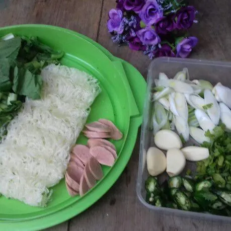 Potong-potong sayur, daun bawang sosis dan seledri. haluskan bawang putih dan rendam bihun dengan air panas hingga mengembang.