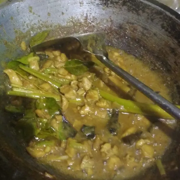 Tambahkan air, kecap, garam, dan kaldu bubuk, masak hingga air menyusut dan bumbu meresap, tes rasa. Jika sudah pas, matikan api dan sisihkan.