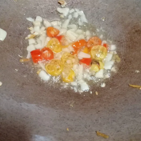 Tumis bawang putih dan cabai sampai harum.