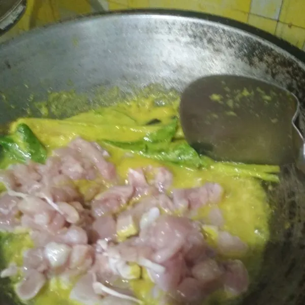 Masukkan dada ayam, aduk aduk hingga ayam berubah warnanya.