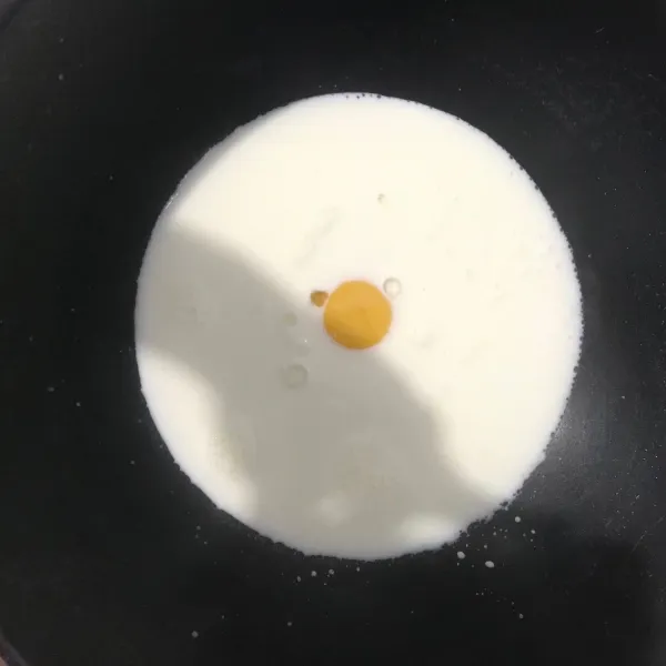 Setelah susu matang, lalu masukkan telur.
