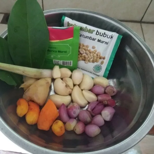 Siapkan bumbu yang akan dihaluskan kecuali lengkuas, daun salam, dan batang serai