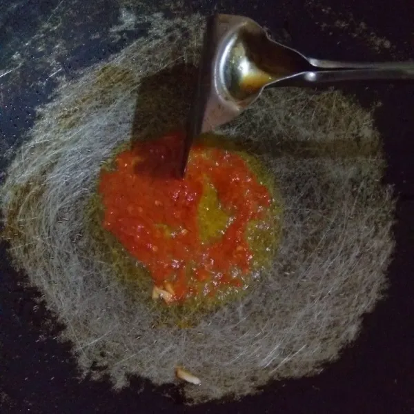 Tumis bumbu halus hingga harum dan matang.