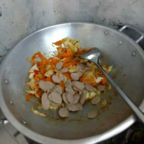 Setelah bumbu harum, masukkan sayuran dan sosis.