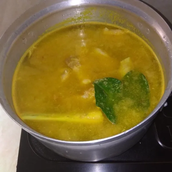 Masukkan bumbu halus ke dalam panci lalu tambahkan daun salam, serai, lengkuas yang digeprek, garam, dan kaldu bubuk