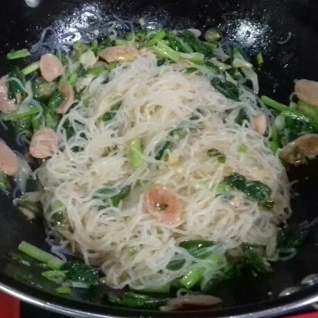 Aduk rata, koreksi rasa. Siap dihidangkan.