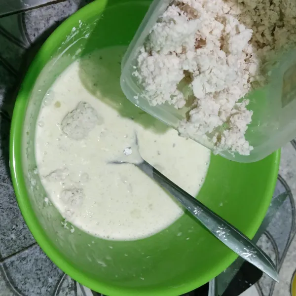 Masukkan juga tepung tapioka dan daging ayam giling, aduk hingga bisa dibentuk.