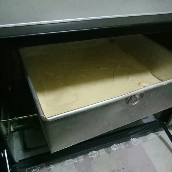 Siapkan loyang yang sudah diolesi mentega, tuangkan adonan ke dalamnya, kemudian panggang dalam oven yang sudah dipanaskan pada suhu 175 C selama 30 menit hingga matang dan kuning kecoklatan. Dinginkan dan potong sesuai ukuran box yang digunakan.