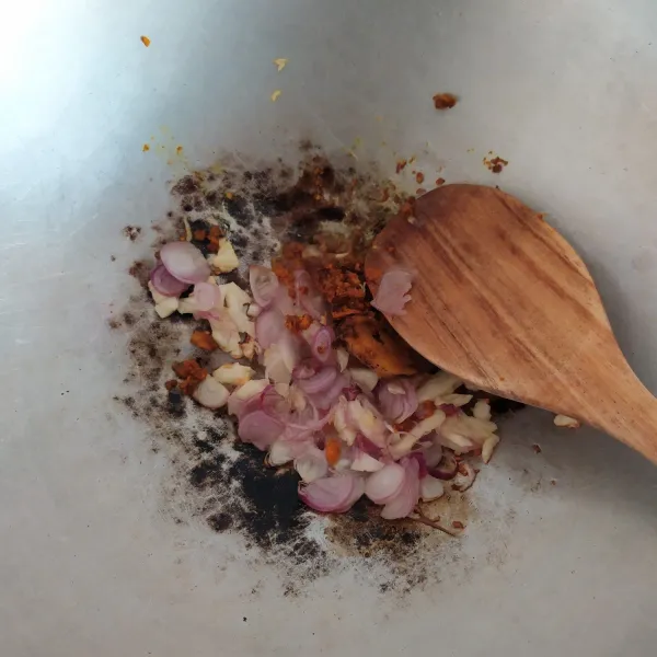 Panaskan minyak, tumis bawang putih hingga harum lalu tambahkan bawang merah dan bumbu halus.