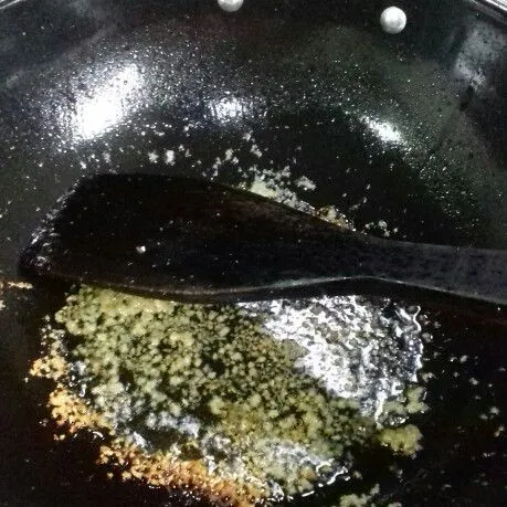 Panaskan minyak goreng. Tumis bawang putih halus hingga wangi.