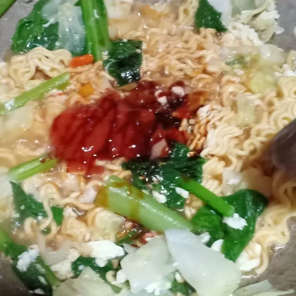Setelah mie setengah matang,masukkan bumbu mie goreng,kecap manis dan saus sambal. Aduk rata lalu angkat dan sajikan.