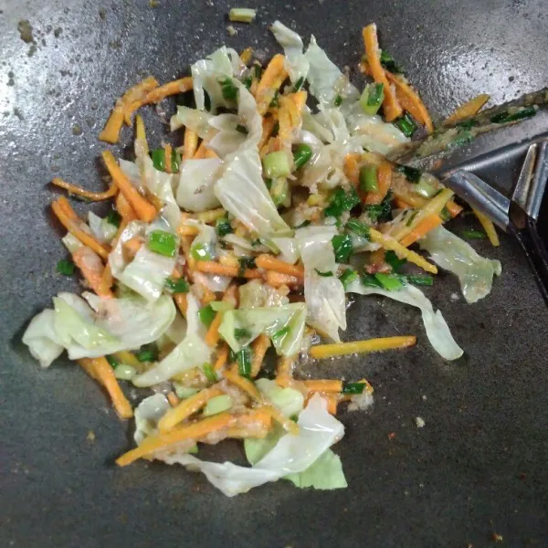 Masukkan kol, tambahkan gula, lada bubuk, kaldu bubuk dan garam, aduk sampai gula larut.