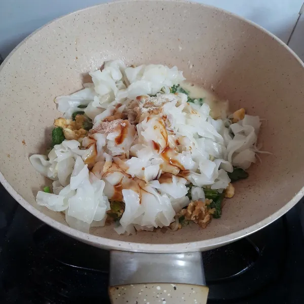 Masukkan semua mie, kecap manis, garam dan air.