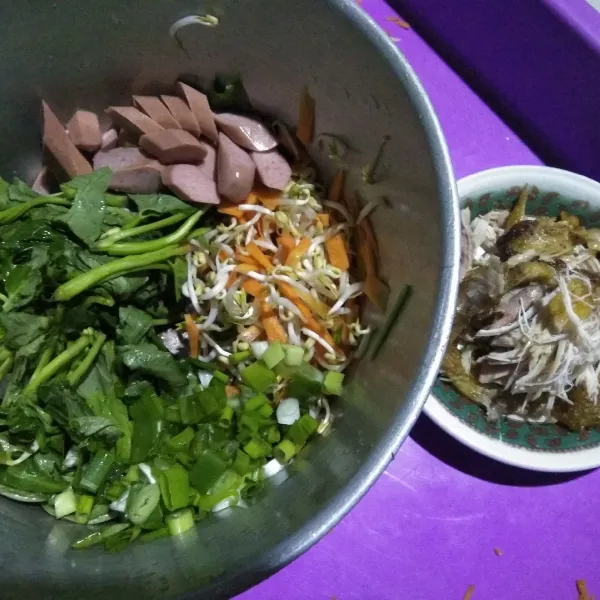 Potong sayur, sosis dan suwir ayam goreng.