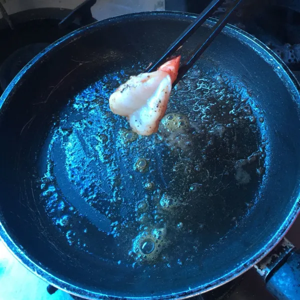 Di pan terpisah, tumis udang dengan sedikit butter lalu tambahkan garam dan merica.
