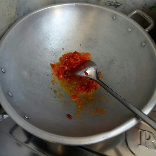 Panaskan minyak, lalu tumis bumbu halus hingga harum.