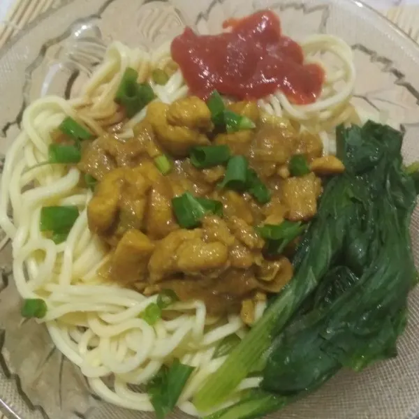 Tuang mie yang sudah ditiriskan ke dalam mangkok, beri topping ayam, sawi rebus, daun bawang, dan saus tomat/sambal. Mie ayam siap dinikmati.