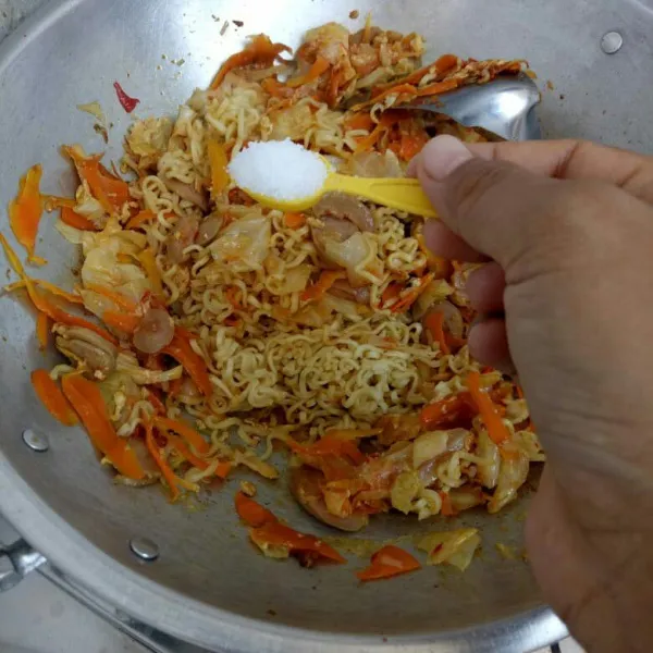 Lalu masukkan mie, dan tambahkan garam, kaldu jamur, lada bubuk.