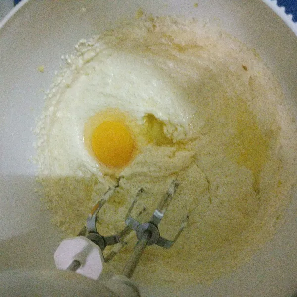 Tambahkan telur dan vanilla ekstrak,  kocok kembali hingga tercampur rata,  tambahkan terigur sedikit demi sedikit yang sudah dicampur baking powder dan garam,  sambil di aduk dengan spatula hingga tercampur rata dan membentuk konsistensi adonan cake yang lembut.