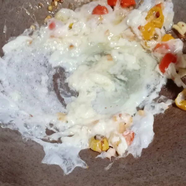 Masukkan putih telur,aduk rata.